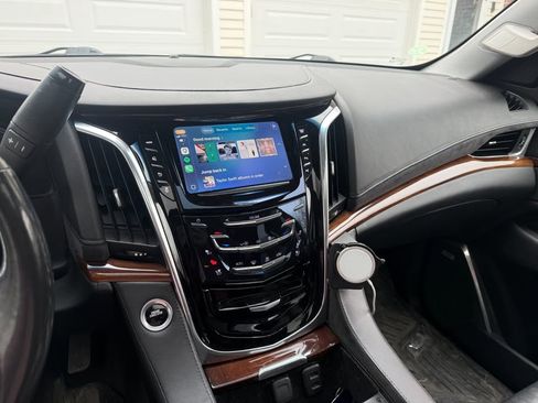 Used 2019 Cadillac Escalade ESV Luxury image 17
