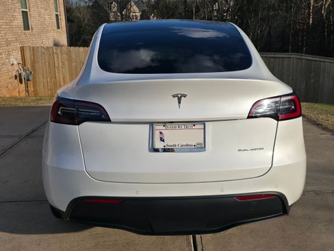 Used 2022 Tesla Model Y Long Range image 5