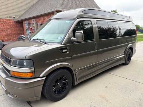 Used 2019 Chevrolet Express 2500 Extended RWD image 2