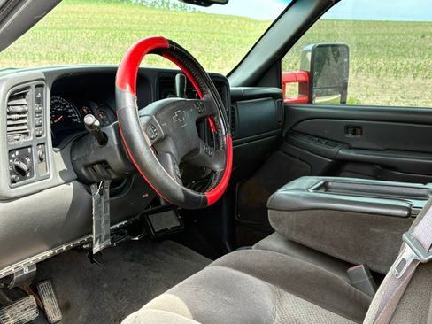 Used 2005 Chevrolet Silverado 2500 LS w/ Heavy-Duty Power Package AWD/4WD image 17