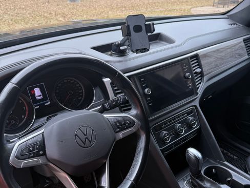 Used 2020 Volkswagen Atlas Cross Sport SE w/ Panoramic Sunroof Package image 9