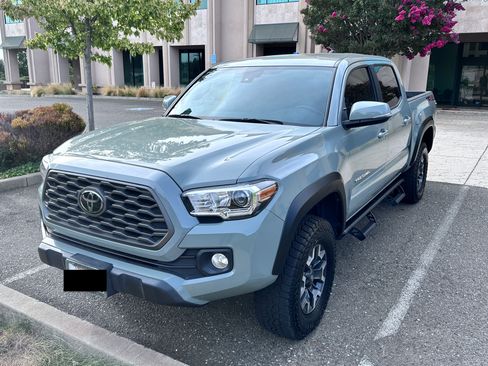 Used 2023 Toyota Tacoma TRD Off-Road w/ Technology Package AWD/4WD image 6