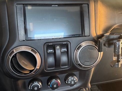 Used 2018 Jeep Wrangler Sport AWD/4WD image 10