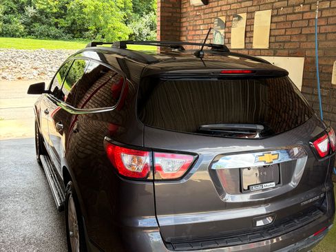 Used 2015 Chevrolet Traverse LT w/ Style and Technology Package FWD image 2