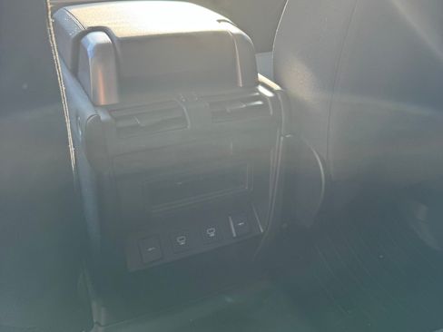 Used 2022 Land Rover Defender 110 image 5