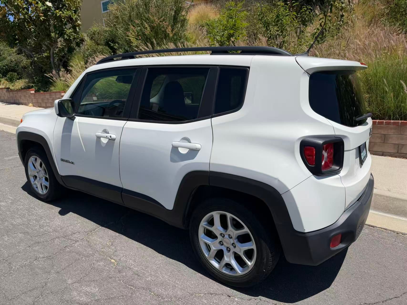 Used 2017 Jeep Renegade Latitude FWD image 12