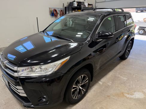 Used 2019 Toyota Highlander LE FWD image 1