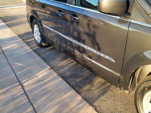 Used 2012 Chrysler Town & Country Touring image 4