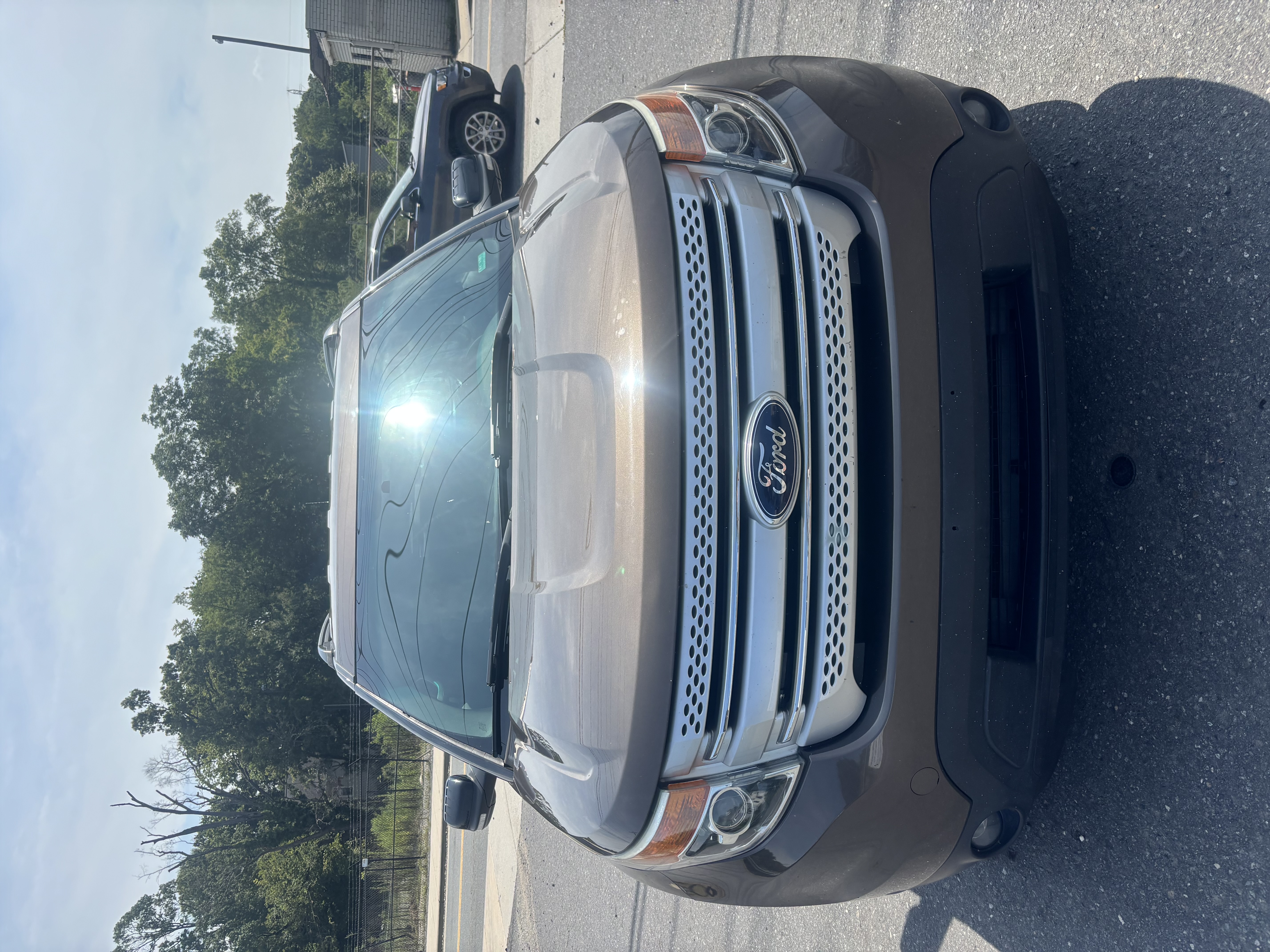 Used 2015 Ford Explorer XLT FWD image 2