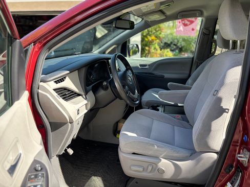 Used 2020 Toyota Sienna LE w/ Carpet Mat Package image 4