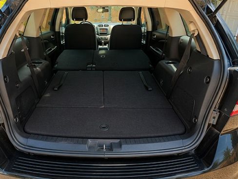 Used 2019 Dodge Journey SE w/ Connectivity Group FWD image 8