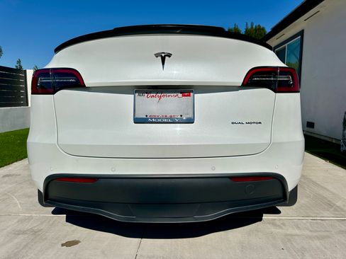 Used 2022 Tesla Model Y Long Range image 14