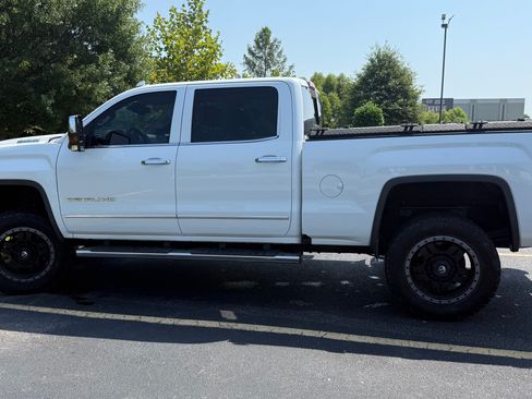 Used 2018 GMC Sierra 2500 Denali w/ Duramax Plus Package AWD/4WD image 4