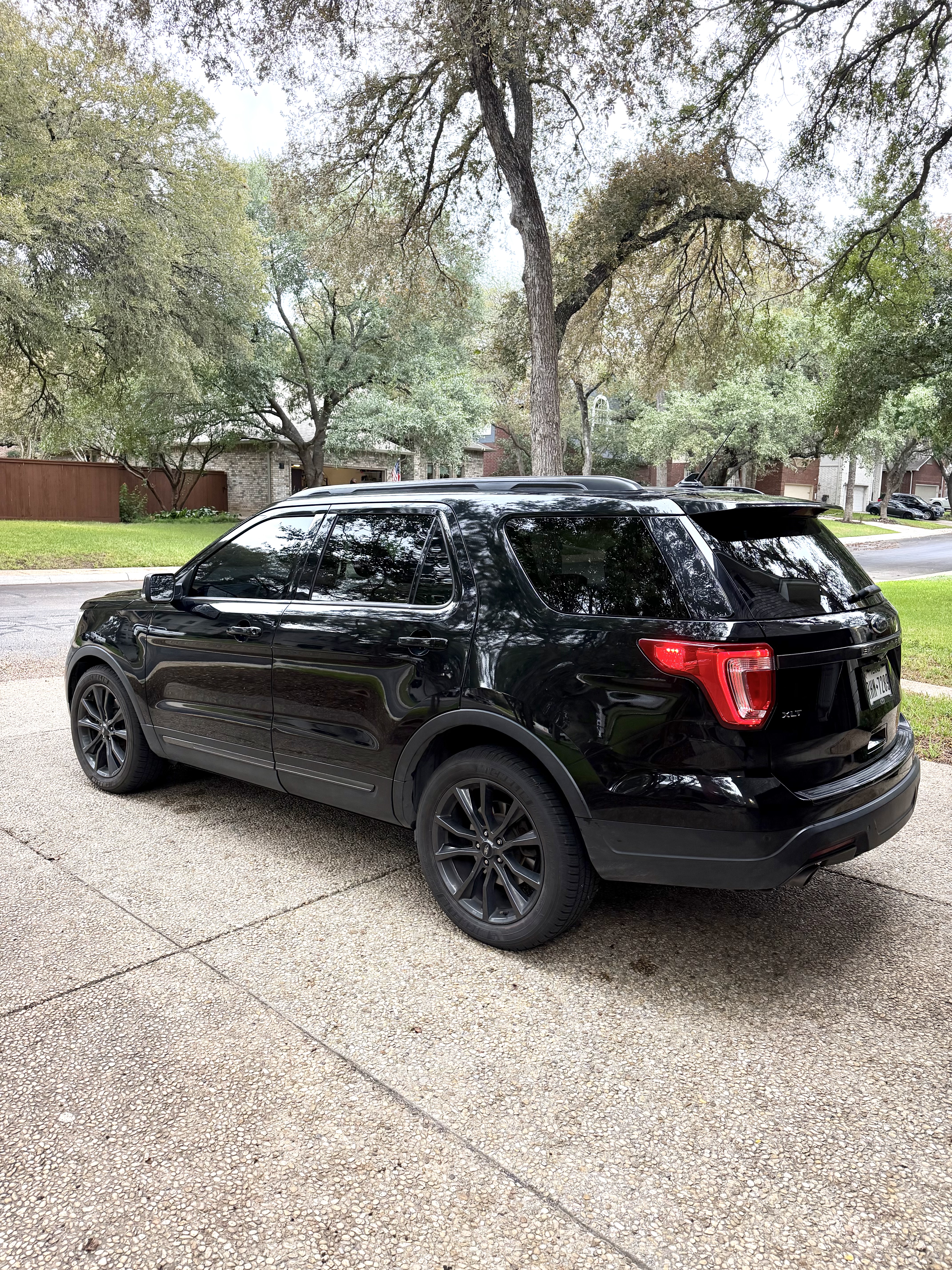 Used 2018 Ford Explorer XLT w/ Equipment Group 202A FWD image 4