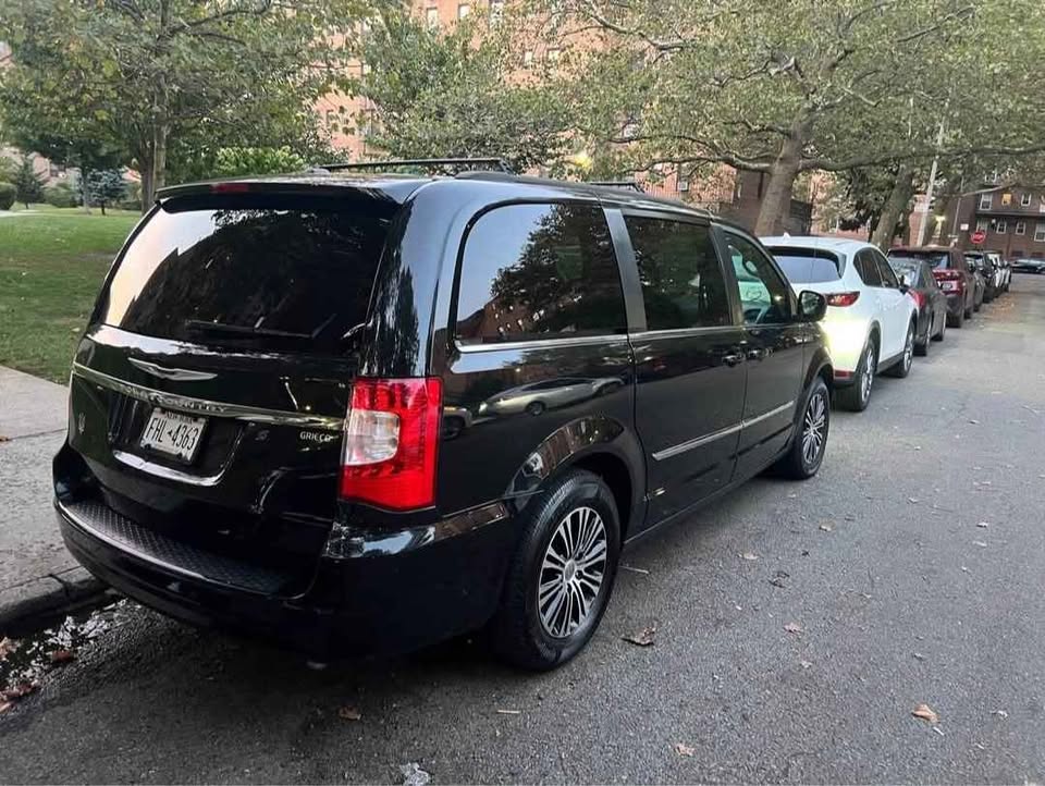 Used 2014 Chrysler Town & Country S FWD image 4