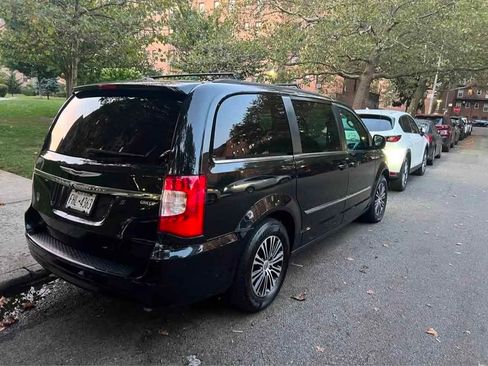 Used 2014 Chrysler Town & Country S FWD image 4
