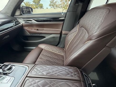 Used 2022 BMW 750i xDrive w/ Luxury Rear Seating Package image 12