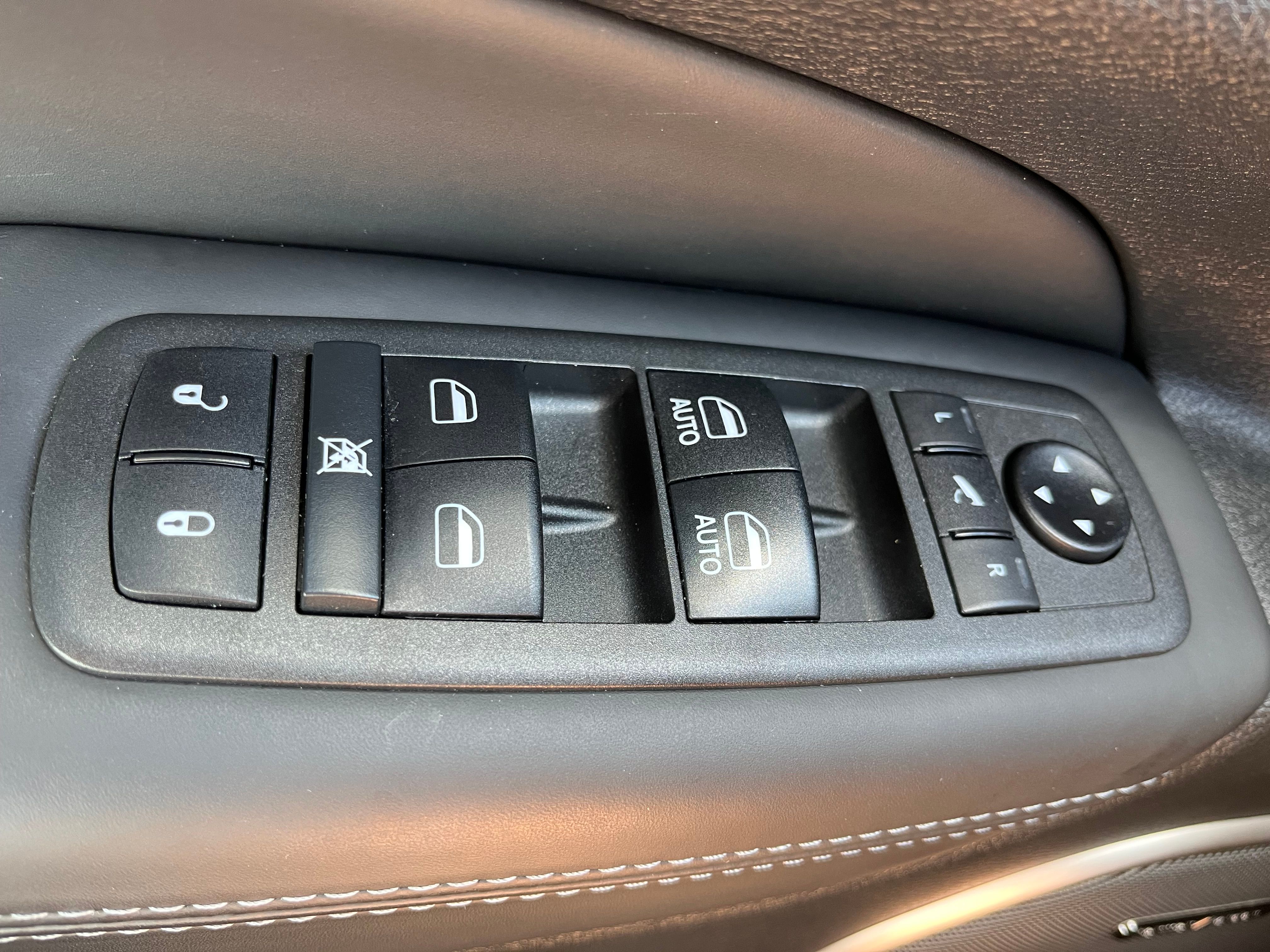Used 2021 Jeep Grand Cherokee Overland AWD/4WD image 20
