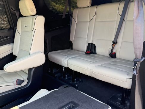 Used 2021 Cadillac Escalade ESV Sport RWD image 17