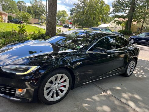 Used 2016 Tesla Model S P90D image 1
