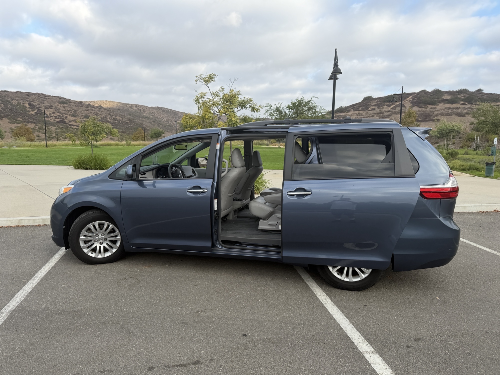 Used 2016 Toyota Sienna XLE FWD image 6