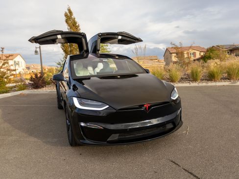 Used 2022 Tesla Model X Plaid image 2