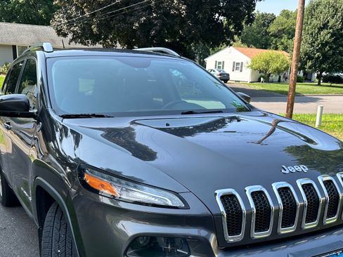 Used 2017 Jeep Cherokee Latitude w/ Safety/Convenience Group AWD/4WD image 1