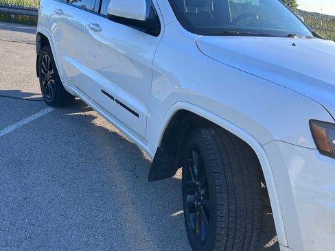 Used 2017 Jeep Grand Cherokee Altitude AWD/4WD image 5