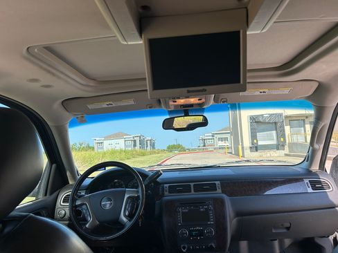 Used 2010 GMC Yukon XL Denali AWD/4WD image 10