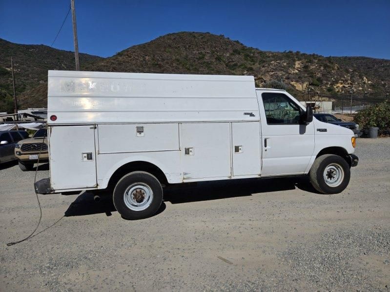 Used 2004 Ford E-350 and Econoline 350 Super Duty RWD image 2