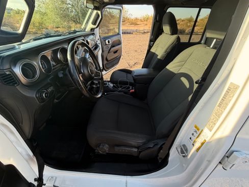Used 2019 Jeep Wrangler Unlimited Sahara AWD/4WD image 17