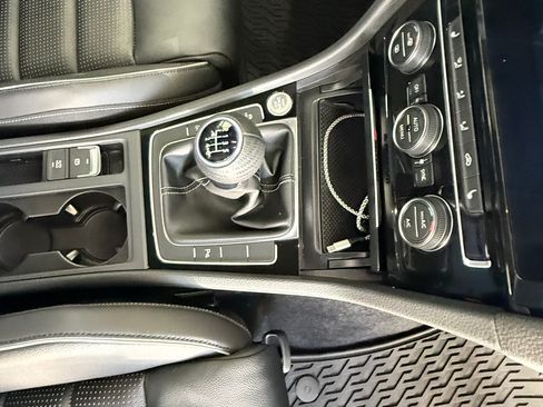 Used 2018 Volkswagen Golf 4-Door image 6