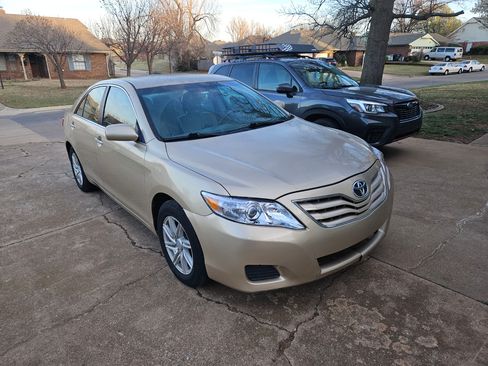 Used 2011 Toyota Camry LE image 2