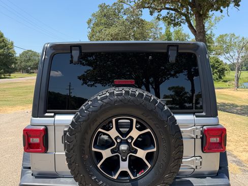 Used 2018 Jeep Wrangler Unlimited Rubicon AWD/4WD image 9