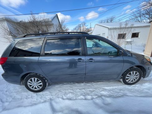 Used 2010 Toyota Sienna LE image 1