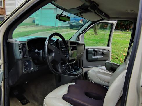 Used 2007 Chevrolet Express 1500 w/ Preferred Equipment Group image 10