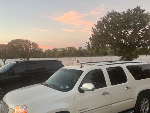 Used 2012 GMC Yukon XL Denali image 1