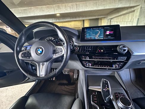 Used 2018 BMW 530i xDrive w/ M Sport Package image 9