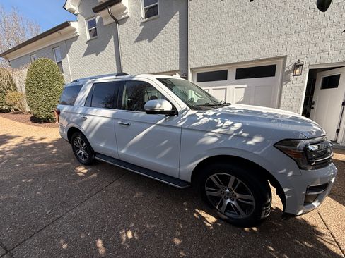 Used 2022 Ford Expedition Limited image 4