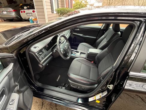 Used 2016 Toyota Camry SE image 9