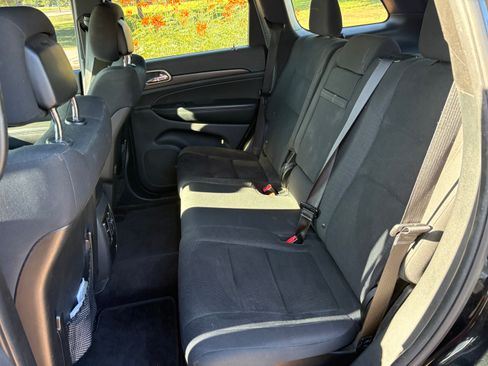 Used 2017 Jeep Grand Cherokee Laredo w/ Quick Order Package 2BE image 10