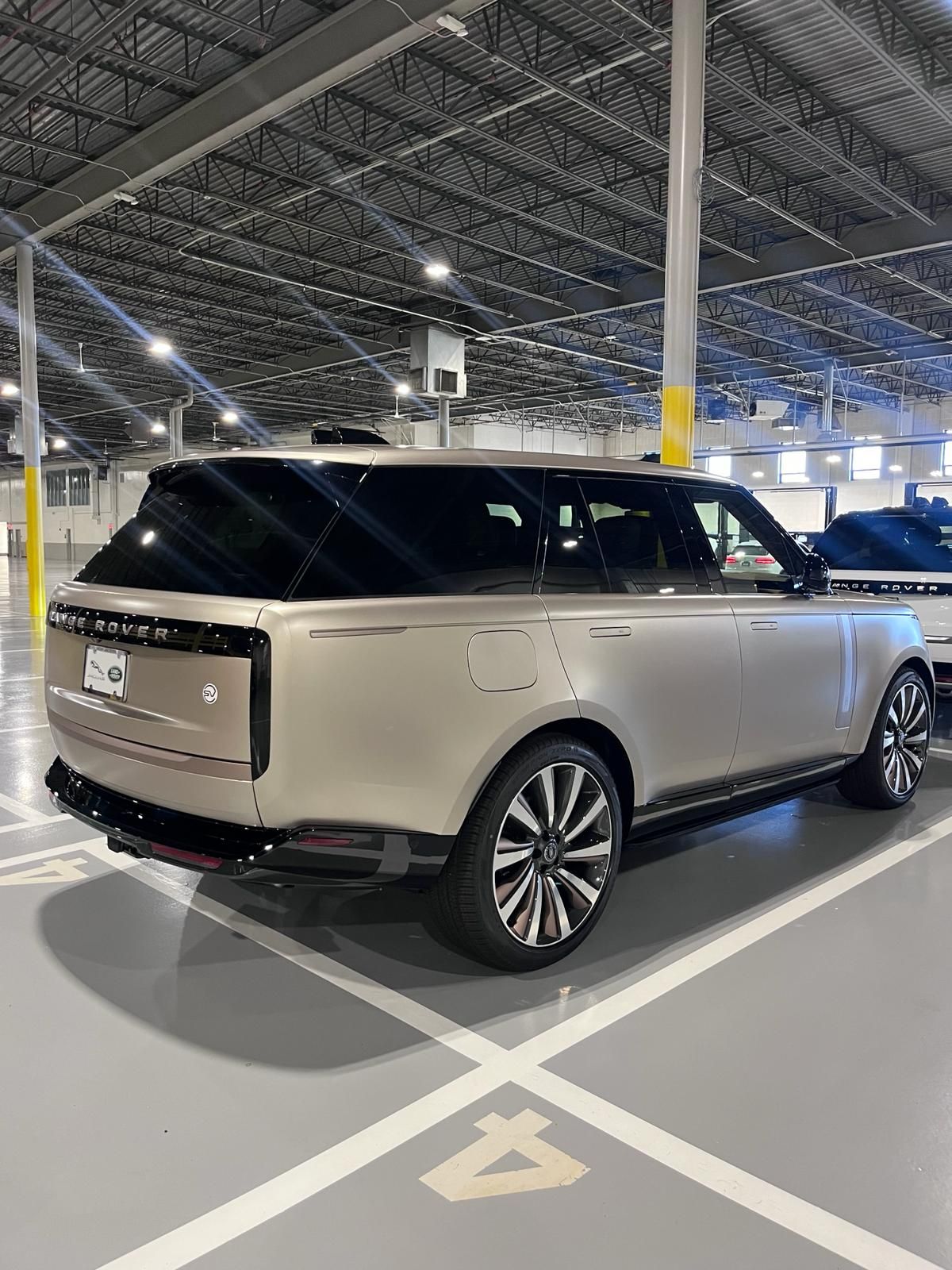 Used 2024 Land Rover Range Rover SV AWD/4WD image 2