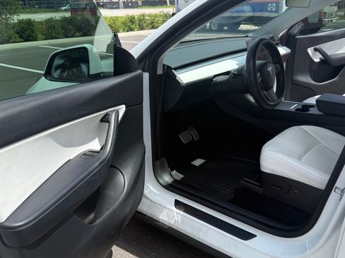 Used 2022 Tesla Model Y Performance AWD/4WD image 13