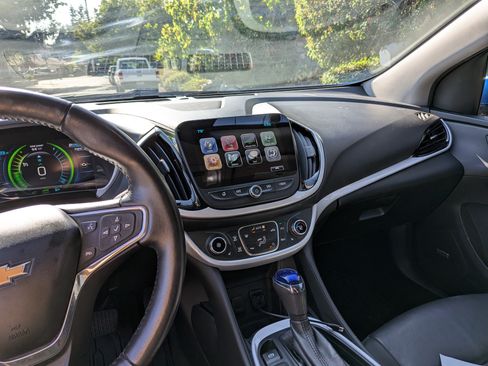 Used 2017 Chevrolet Volt LT w/ Comfort Package image 10