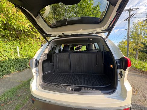 Used 2019 Toyota Highlander XLE w/ Carpet Mat Package (TMS) AWD/4WD image 6