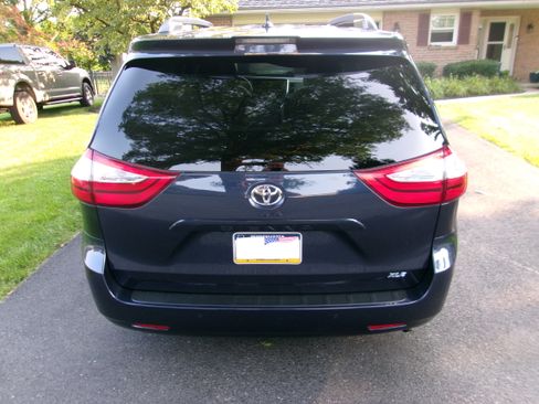 Used 2018 Toyota Sienna XLE Premium FWD image 8