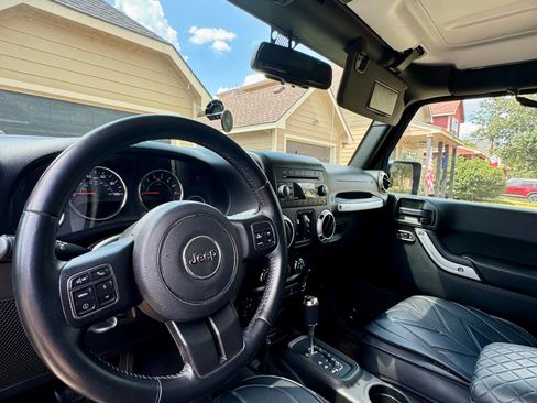 Used 2017 Jeep Wrangler Unlimited Sahara w/ Max Tow Package image 11