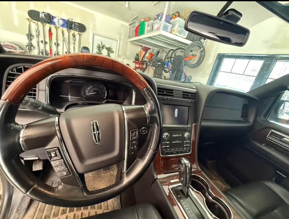 Used 2015 Lincoln Navigator L 4WD image 11