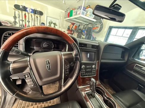 Used 2015 Lincoln Navigator L 4WD image 11