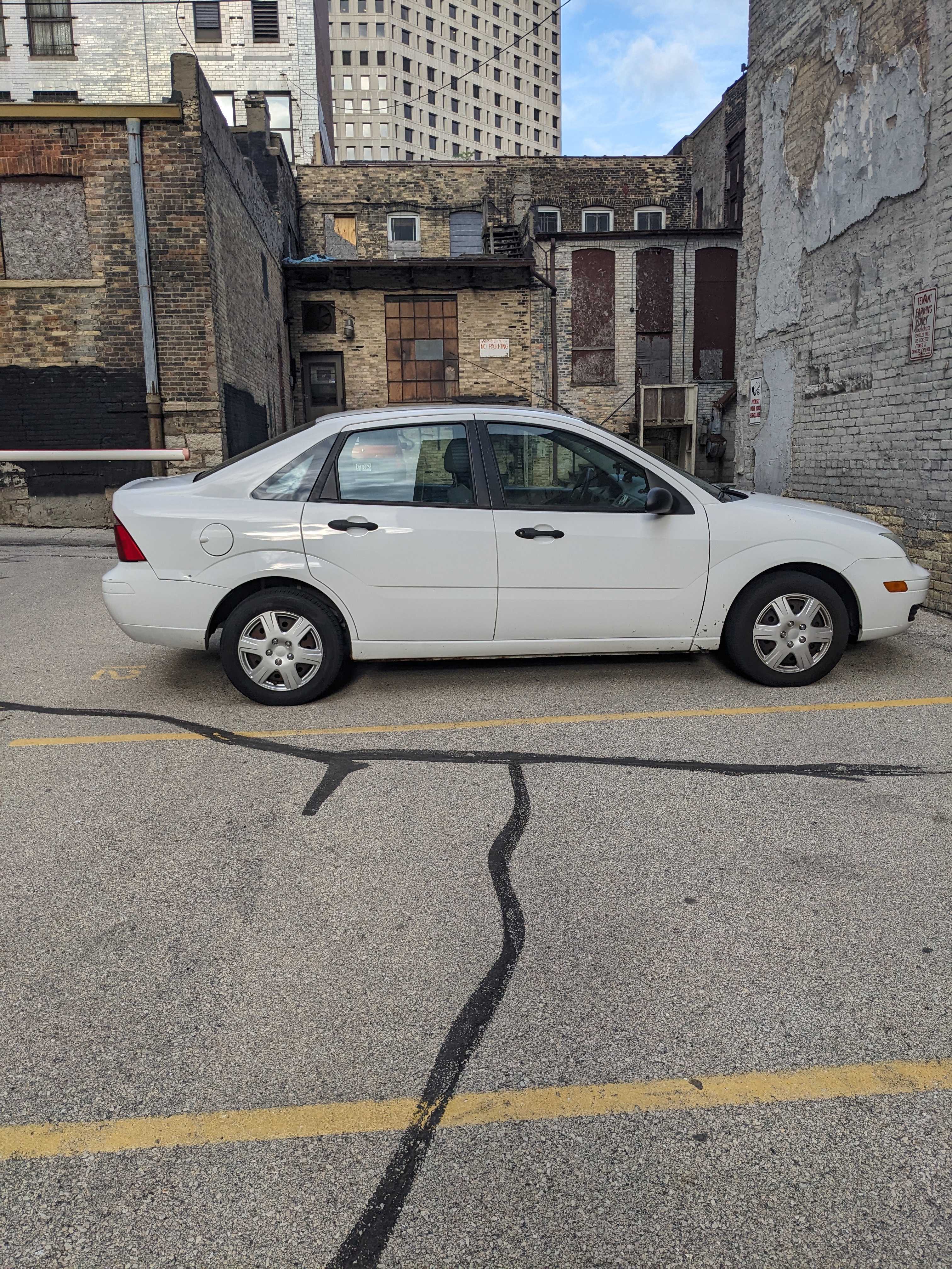 Used 2005 Ford Focus SE FWD image 1
